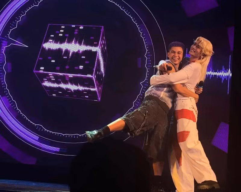 "Đi quay cả một ngày nhưng không thấy mặt. Đã vậy còn không được đồng nào mà tới phút cuối vẫn bị hắt hủi! Nói gì thì nói nhớ trả tiền cát-sê nha anh Jun Phạm", BB Trần nhắn nhủ đàn anh. Ảnh: FB Jun Phạm.