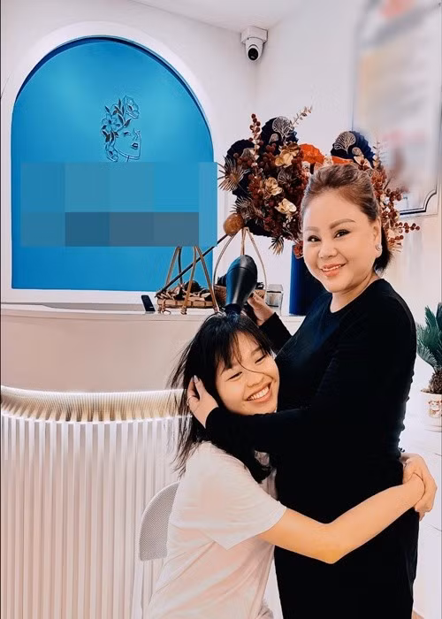 Lên sân khấu từ năm 3 tuổi, con gái Lê Giang hiện tại đóng phim, làm MC. Ảnh: FB Lê Lộc.