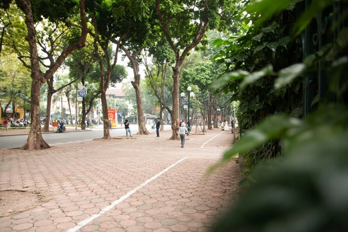 Những “nàng thơ” vẫn tìm đến con phố này để lưu giữ khoảnh khắc đẹp, song thay vì tràn xuống lòng đường gây mất an toàn giao thông như trước, nhiều người đã chủ động đứng gọn trên vỉa hè hoặc lựa chọn thời điểm vắng xe cộ.