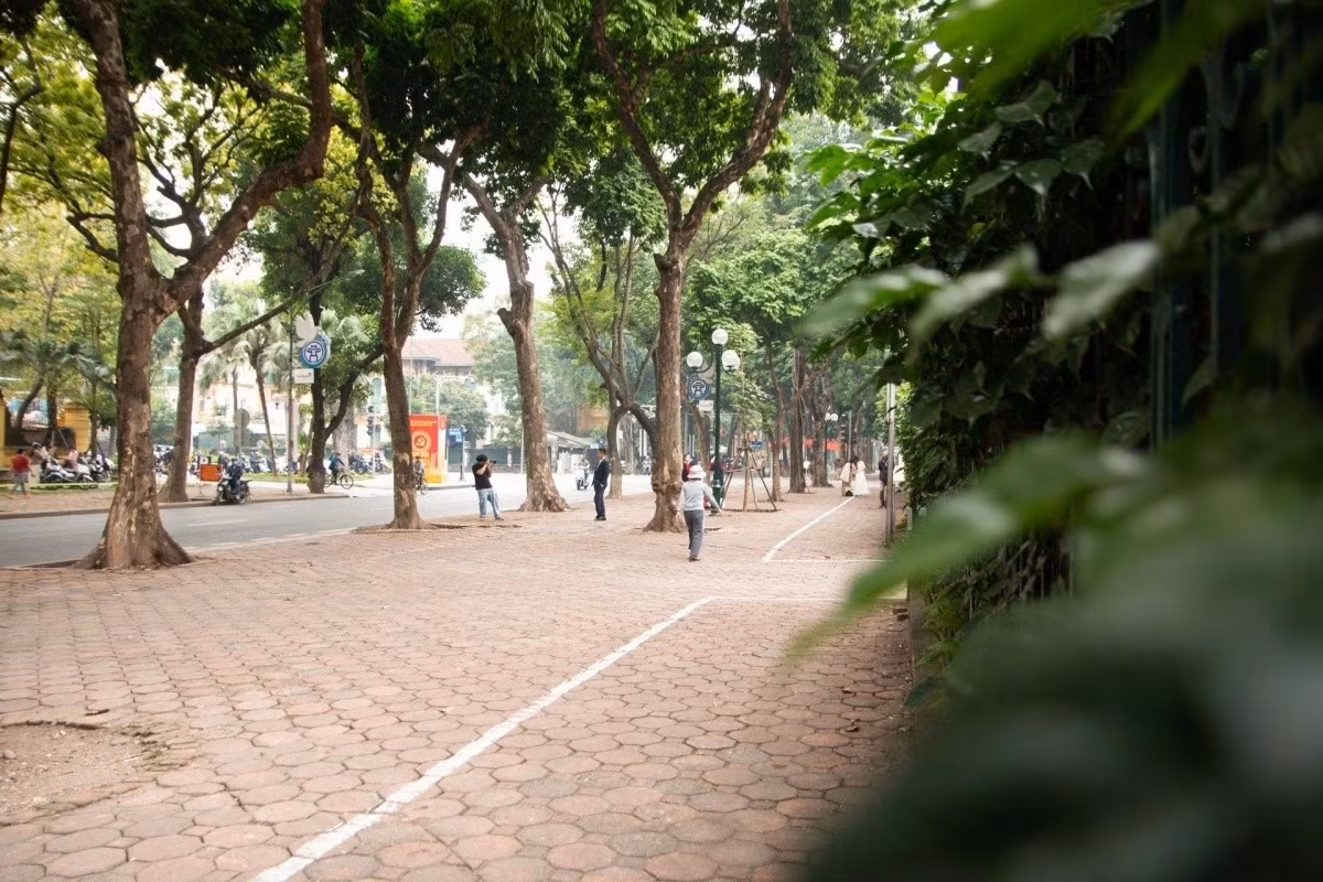 Những “nàng thơ” vẫn tìm đến con phố này để lưu giữ khoảnh khắc đẹp, song thay vì tràn xuống lòng đường gây mất an toàn giao thông như trước, nhiều người đã chủ động đứng gọn trên vỉa hè hoặc lựa chọn thời điểm vắng xe cộ.