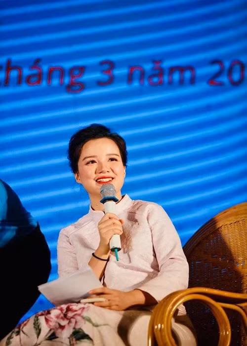 Sau khi đi du học về, Minh Trang công tác ở VTV4. “Mình được dẫn và biên tập các chương trình tiếng Anh, được phỏng vấn những con người vô cùng thú vị, từ chính khách, nhà ngoại giao, đại sứ các nước, doanh nhân, nghệ sĩ nước ngoài, được có cơ hội bước vào thế giới nhiều màu sắc với những câu chuyện không bao giờ khiến mình ngưỡng mộ”, cô chia sẻ. Ảnh: FB Minh Trang.