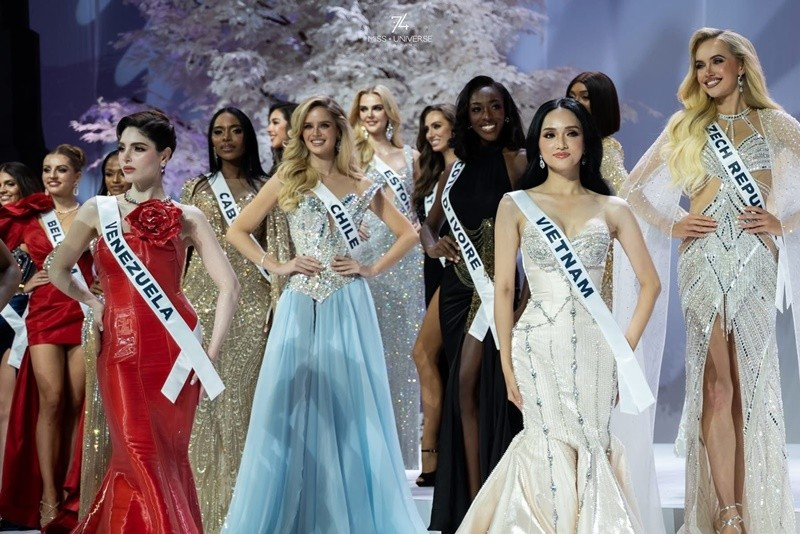 View - Hương Giang gợi cảm trên sân khấu sự kiện ra mắt của Miss Universe 2025 | Báo Tri thức và Cuộc sống - TIN TỨC PHỔ BIẾN KIẾN THỨC 24H