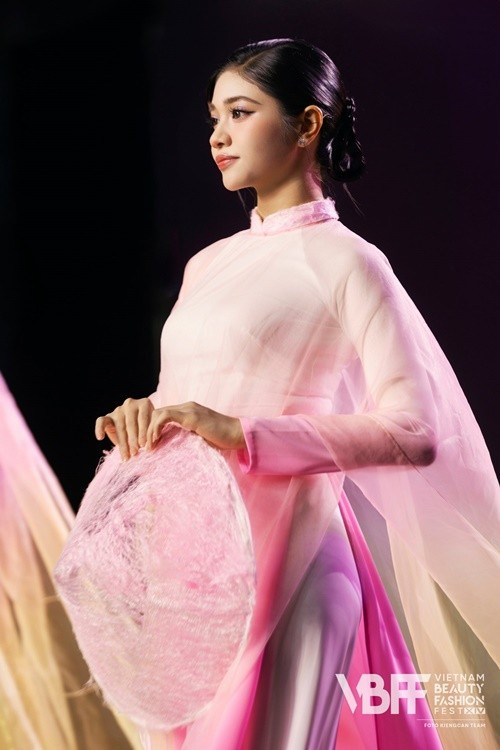 Á hậu Minh Kiên tự tin trình diễn thời trang áo dài. Ảnh: FB Minh Kiên.