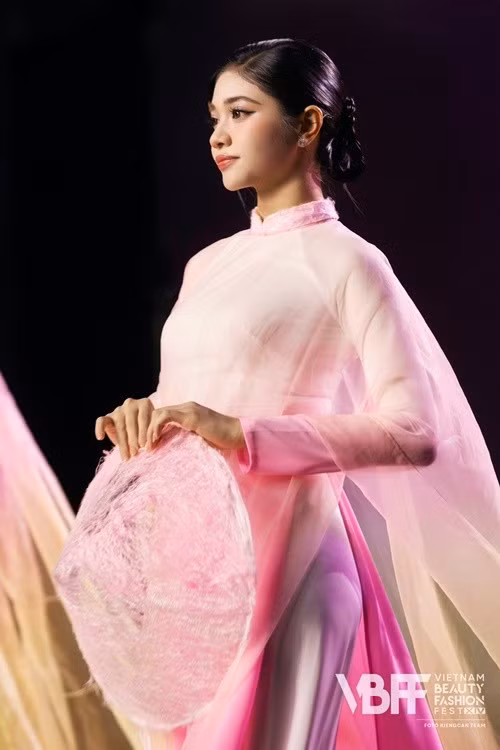 Á hậu Minh Kiên tự tin trình diễn thời trang áo dài. Ảnh: FB Minh Kiên.