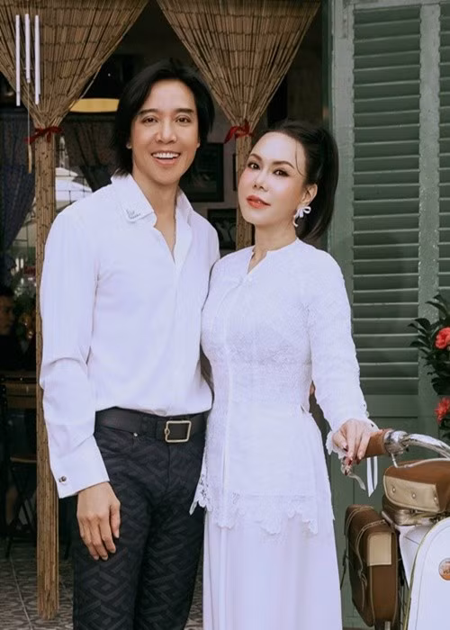 Việt Hương và Hoài Phương kết hôn năm 2006. Nếu Việt Hương là gương mặt quen thuộc của sân khấu hài và điện ảnh, thì Hoài Phương hoạt động chủ yếu trong lĩnh vực âm nhạc, từng có thời gian sinh sống và làm việc tại Mỹ trước khi cùng vợ trở về Việt Nam. Ảnh: FB Việt Hương.