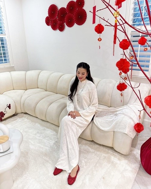 Nếu trước đây công chúng quen với hình ảnh một Phạm Hương lộng lẫy trên sân khấu, bận rộn với lịch trình dày đặc, thì những năm gần đây cô chọn nhịp sống kín đáo hơn, ưu tiên gia đình và đời sống riêng tư.