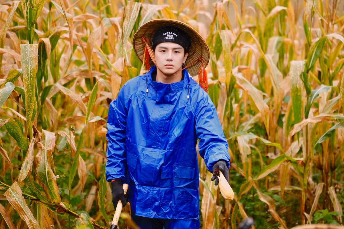 Duy Khánh tiếp tục gây chú ý khi tham gia các chương trình thực tế Anh trai vượt ngàn chông gai (2024) và Gia đình Haha (2025). Chia sẻ với Người Lao Động, nam diễn viên cho biết hai chương trình này giống như những cánh cửa giúp anh đến gần hơn với công chúng. Anh bày tỏ niềm hạnh phúc và sự biết ơn trước tình cảm của khán giả. Ảnh: FB Duy Khánh.