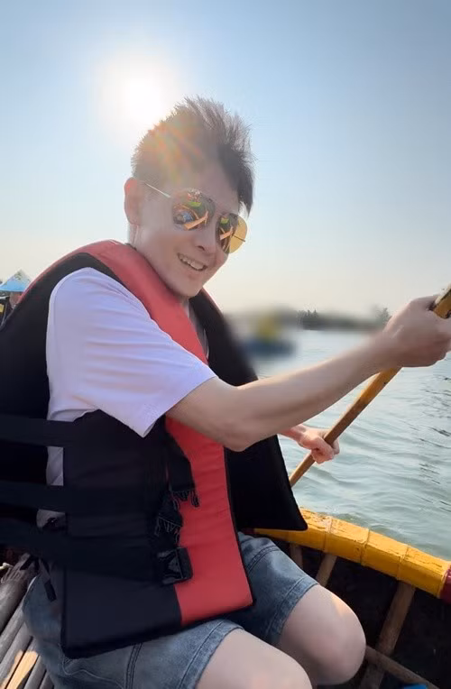 Theo Vientamnet, tháng 4/2024, nam diễn viên cùng vợ đi nghỉ dưỡng ở Đà Nẵng (Việt Nam). Lâm Chí Dĩnh thưởng thức phở, cà phê, trải nghiệm chèo thuyền thúng. Phía vợ tài tử cho biết, cô ăn phở và uống cà phê Việt Nam mỗi ngày trong chuyến đi. Ảnh: FB Lâm Chí Dĩnh.