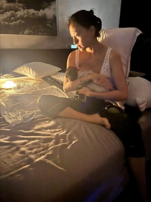 Trên trang cá nhân, Ngô Thanh Vân cho biết, cô mong muốn nuôi con gái bằng sữa mẹ hoàn toàn. Nhiều đêm cô thức trắng ôm bé Gạo vì sợ sữa mẹ không về kịp cho con. Ảnh: FB Ngô Thanh Vân.
