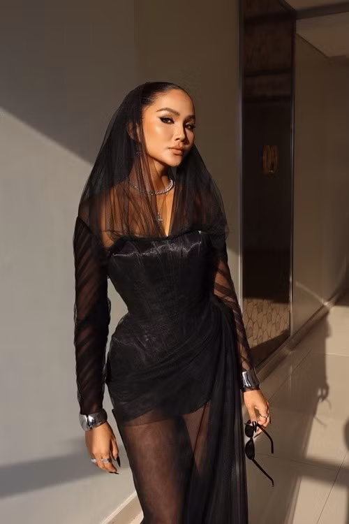 "Xem lại mà H'hen Niê thấy hừng hực năng lượng sẵn sàng cho các công việc tiếp theo sắp tới của mình. Cảm ơn ông xã và team đã giúp H'hen Niê lưu lại những khoảnh khắc này", nàng hậu chia sẻ. Ảnh: FB H'hen Niê.