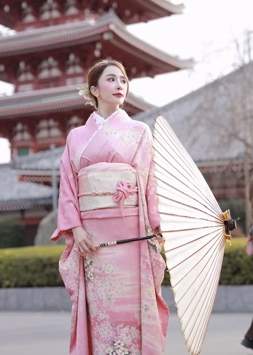 Nữ diễn viên diện kimono khi nghỉ dưỡng ở Nhật Bản. Ảnh: FB Quỳnh Nga.