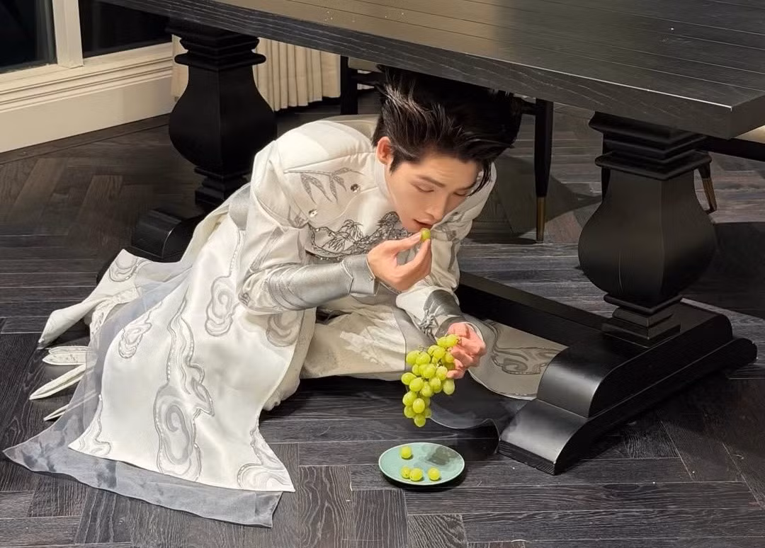 Theo Dân Việt, ăn 12 quả nho là văn hóa đón năm mới của người Tây Ban Nha. Người dân tin rằng nếu ăn trọn vẹn 12 quả nho đúng thời khắc giao thừa, năm mới sẽ mang đến sức khỏe, tài lộc, công việc hanh thông và tình duyên thuận lợi.