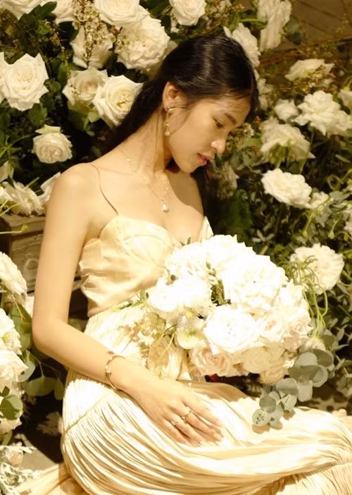 Người đẹp nói tiếng Anh và tiếng Pháp thành thạo. Ảnh: FB Thanh Thảo.