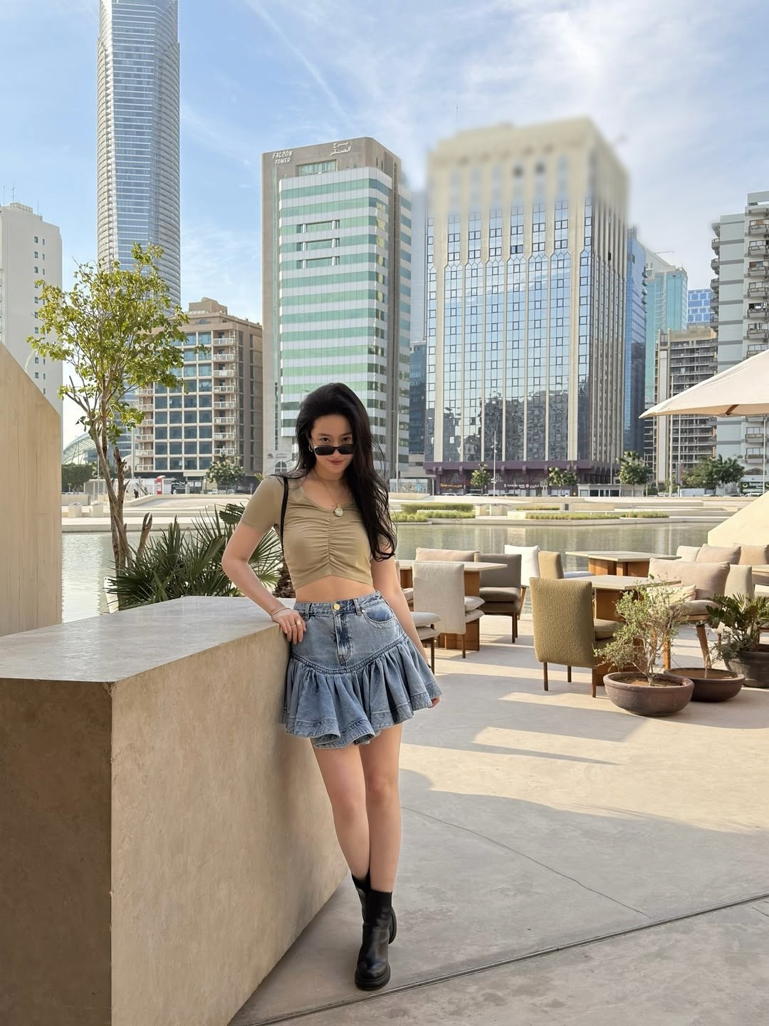 Nữ diễn viên hiếm khi chỉnh sửa ảnh. Trong loạt ảnh mới gần như không qua chỉnh sửa, Lưu Diệc Phi khoe khuôn mặt thanh tú, làn da trắng mịn màng, vòng eo săn chắc hoàn hảo, đôi chân dài thon thả.