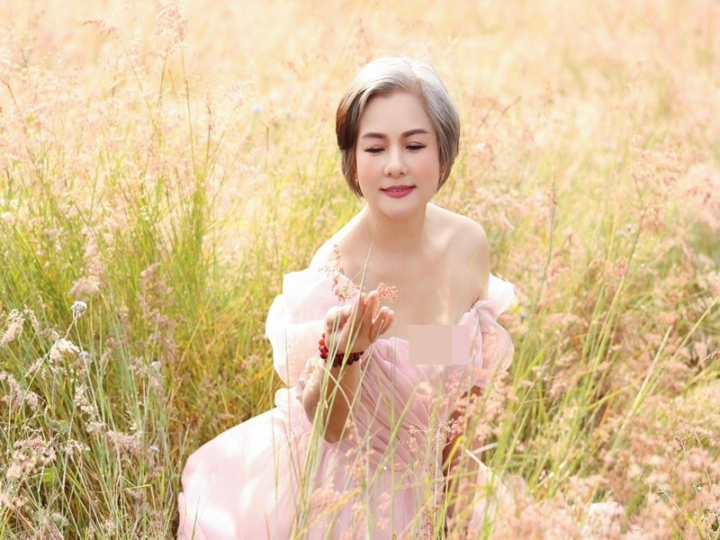 NSND Thu Quế thực hiện bộ ảnh giữa đồi cỏ hồng ở Mộc Châu, Sơn La. Nữ diễn viên chọn trang phục cùng tông màu với cỏ.