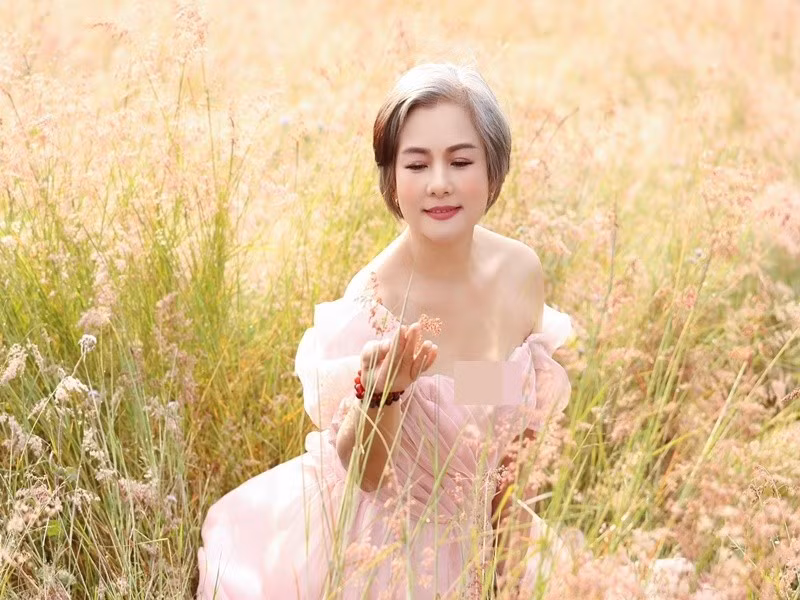 NSND Thu Quế thực hiện bộ ảnh giữa đồi cỏ hồng ở Mộc Châu, Sơn La. Nữ diễn viên chọn trang phục cùng tông màu với cỏ.