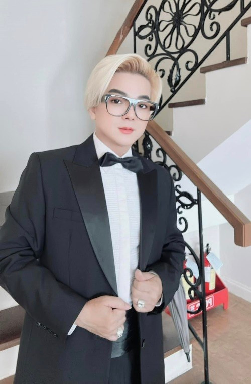 Học xong lớp 12, Vũ Hà học cắt tóc để có nguồn thu ổn định, nuôi dưỡng đam mê ca hát. Nam ca sĩ mở tiệc cắt tóc chỉ sau 2 tuần học nghề. Ảnh: FB Vũ Hà.