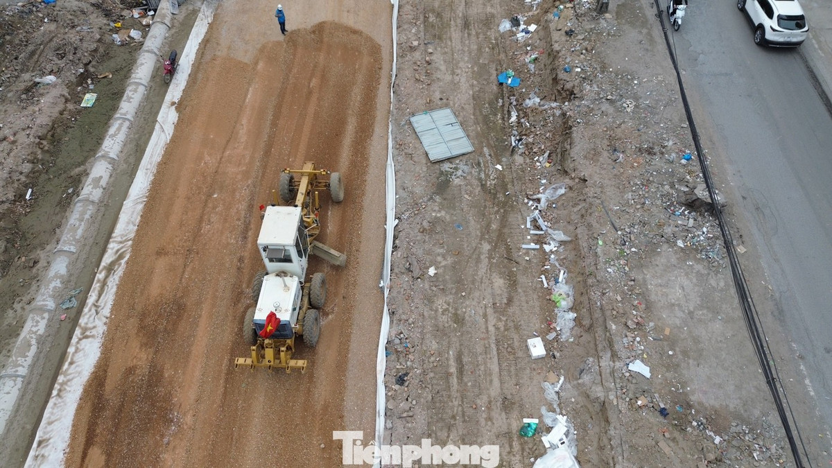 Theo ghi nhận của Tiền Phong, chiều ngày mùng 3 Tết, trên công trường, hàng chục máy xúc, máy ủi, xe lu hoạt động liên tục. Đơn vị thi công đẩy nhanh tiến độ các hạng mục kỹ thuật nhằm bảo đảm tiến độ chung của dự án.