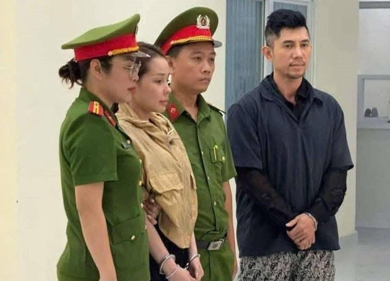 Mới đây, Ngân 98 bị khởi tố về hành vi sản xuất, buôn bán hàng giả là thực phẩm. Theo Người Lao Động, Ngân 98 khai nhận bản thân trực tiếp điều hành Công ty ZuBu, còn ZuBu Shop do chồng cô - nhạc sĩ Lương Bằng Quang phụ trách thông qua M.T. V (người được nhờ đứng tên hộ kinh doanh). Ảnh: Tiền Phong.