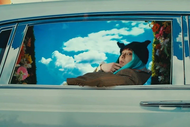 G-Dragon thường xuyên di chuyển bằng xe hơi sang trọng. Ảnh: Znews.