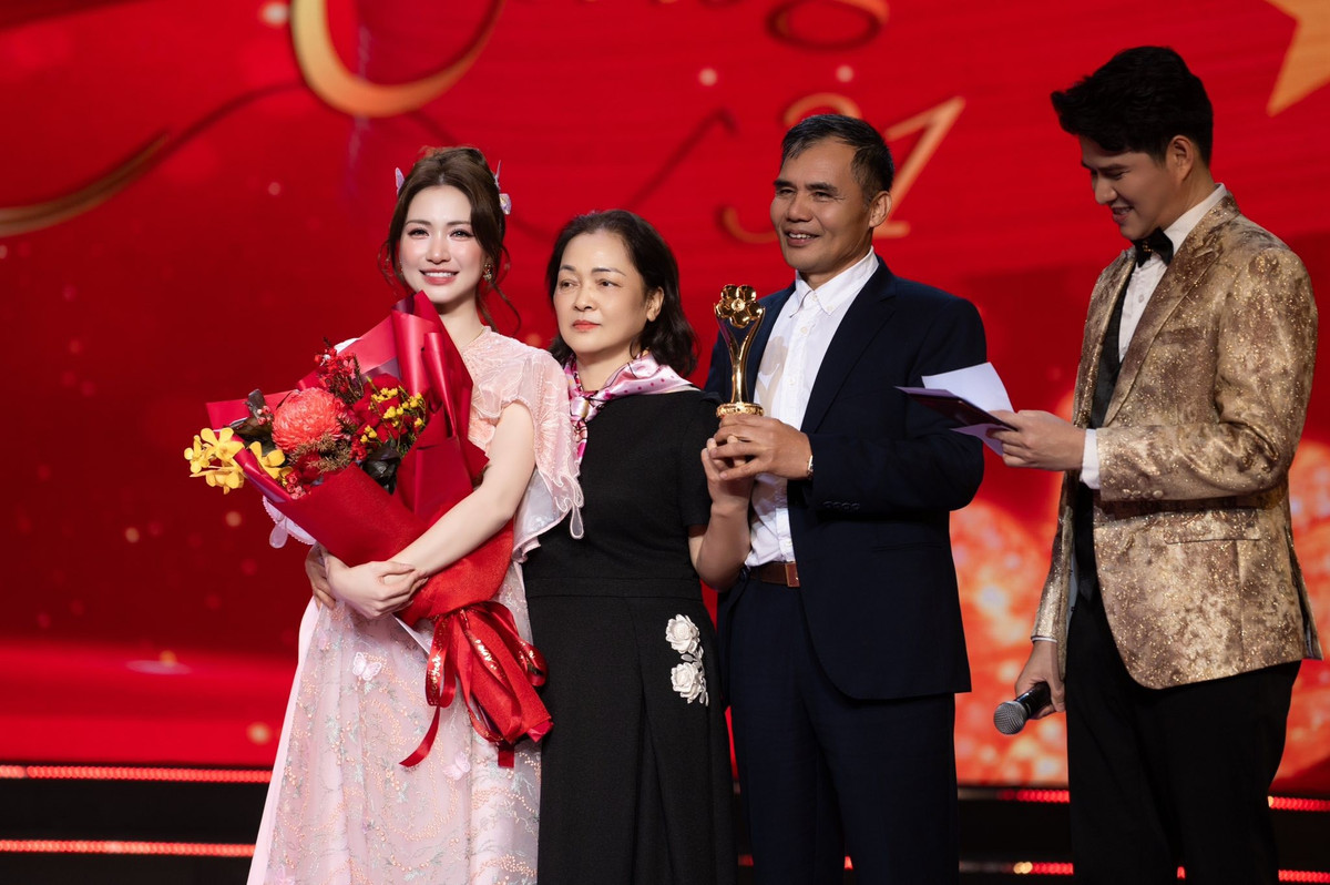 Ở Mai Vàng 2025, Hòa Minzy nhận các giải thưởng: Nữ ca sĩ được yêu thích nhất, MV của năm, Nghệ sĩ vì cộng đồng 2025. Ảnh: FB Hòa Minzy.