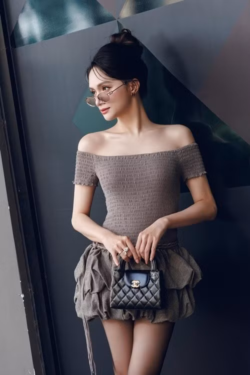 Khối tài sản của Hương Giang được cho là "khủng”. Cô hiện tại sống trong căn biệt thự 10 tỷ đồng tại quận 2, TP HCM. Người đẹp sở hữu nhiều đồ hiệu. Năm 2020, Hương Giang tậu xe sang khoảng 8 tỷ đồng. Trước đó, vào năm 2018, cô tậu 3 chiếc xe hơi có tổng giá trị khoảng hơn 8 tỷ đồng.