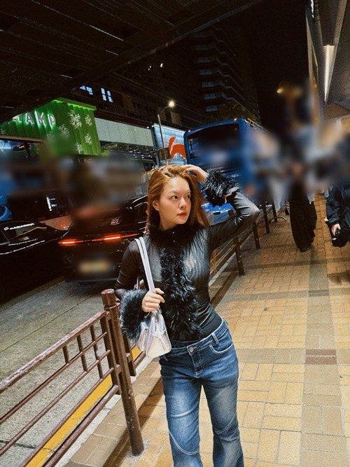 "Hong Kong trong lần quay trở lại này đúng nghĩa là một bầu trời ký ức…Nhìn đâu cũng thấy lại những ngày rong ruổi khắp ngóc ngách thành phố để quay MV Taxi, Lời hứa cho tình yêu, Yêu làm chi, Đành nói lời chia tay", cô chia sẻ.