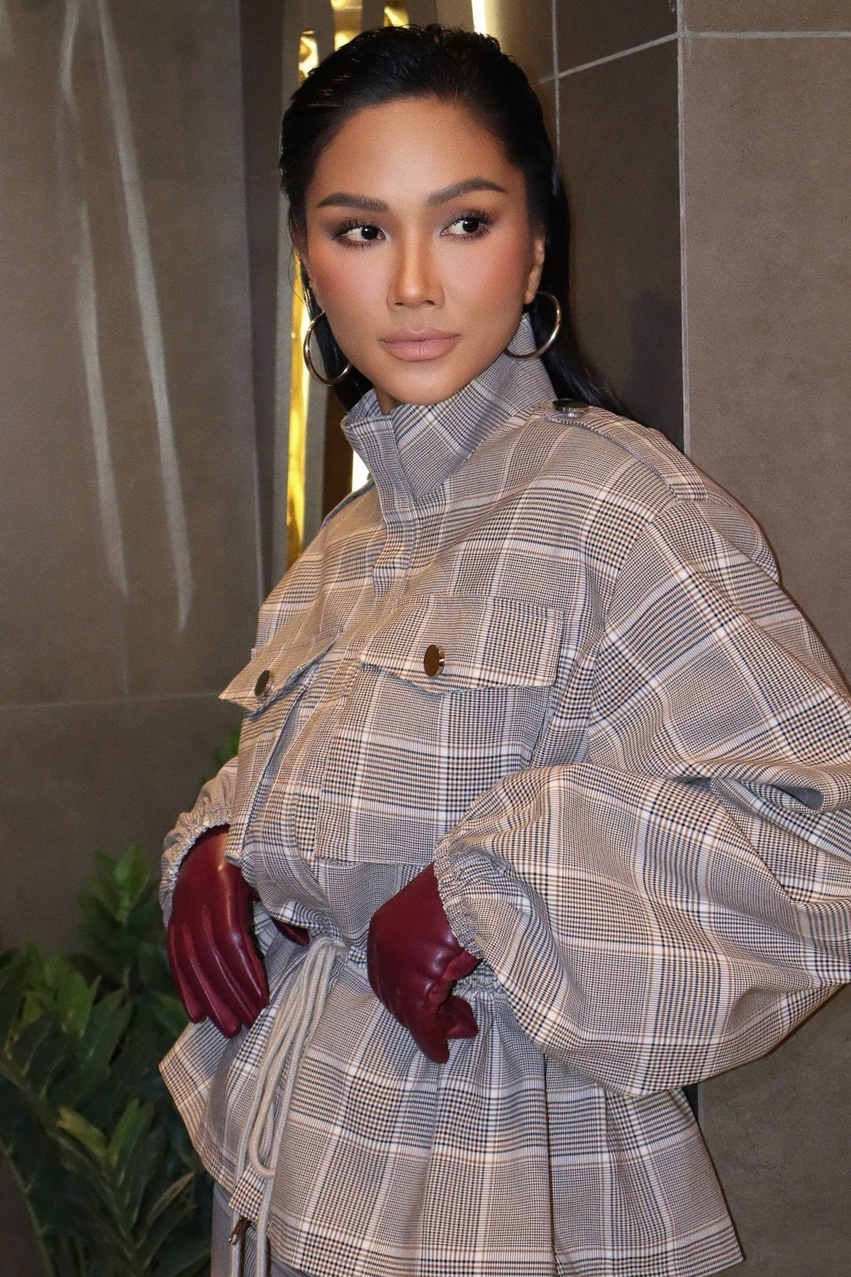 Phong cách thời trang của H’hen Niê hướng đến sự tinh giản, ưu tiên phom dáng tôn hình thể và nhấn mạnh thần thái.