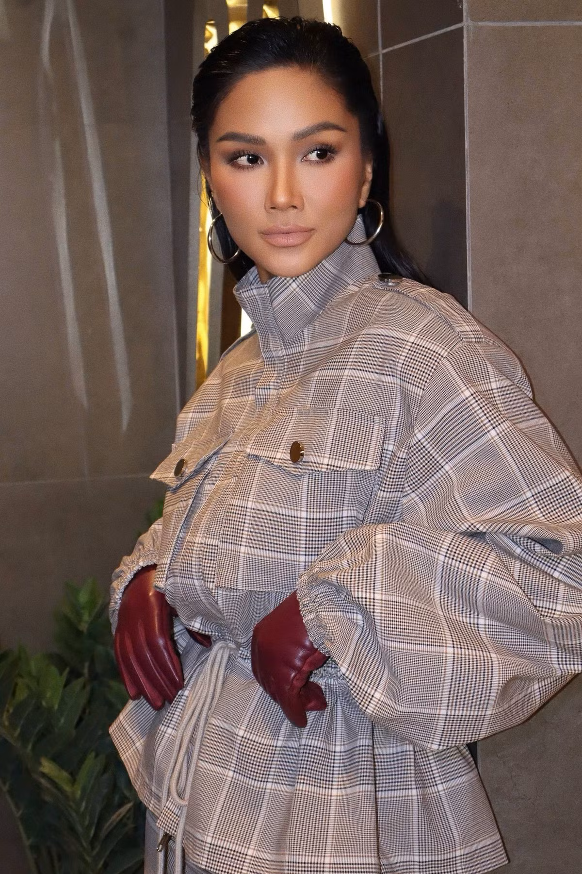 Phong cách thời trang của H’hen Niê hướng đến sự tinh giản, ưu tiên phom dáng tôn hình thể và nhấn mạnh thần thái.