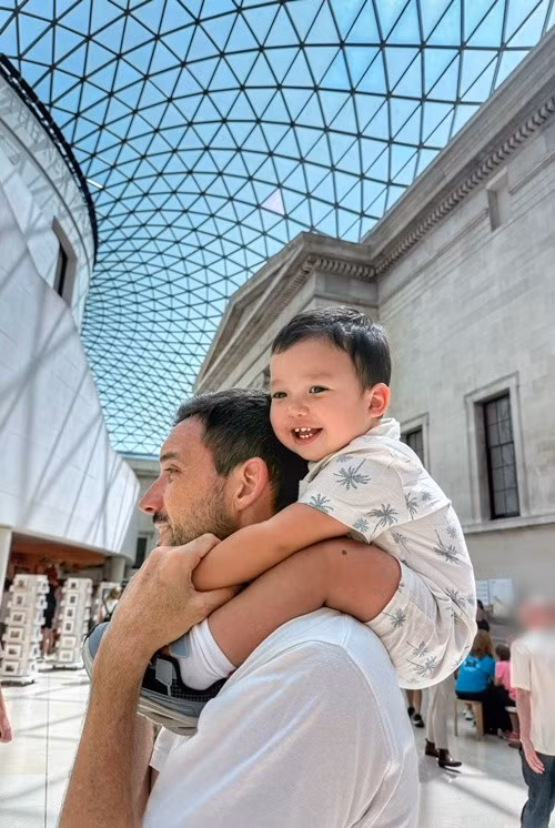 Con trai của Hà Anh lần đầu về London. Ảnh: FB Hà Anh.