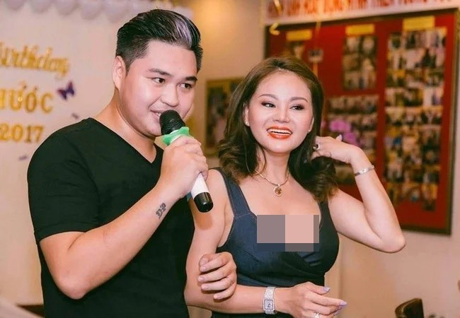 Theo Dân Việt, Duy Phước - con trai Lê Giang đi diễn hài từng nhỏ cùng bố - nghệ sĩ Duy Phương. Năm 6 tuổi, Duy Phước được xem là hiện tượng sao nhí. Ảnh: Saostar.