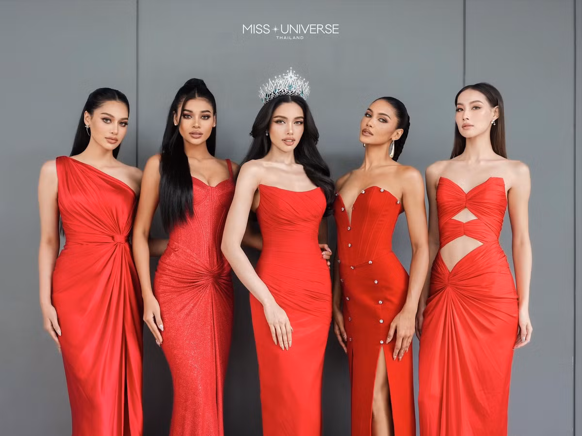 Veena gợi cảm bên dàn á hậu Hoa hậu Hoàn vũ Thái Lan 2025. Ảnh: Miss Universe Thailand.