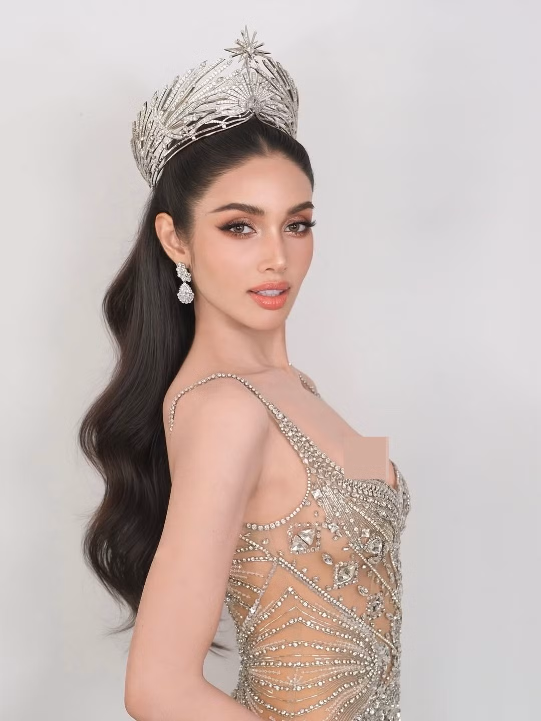 Theo Tiền Phong, người đẹp từng cho biết, Hoa hậu Hoàn vũ Thái Lan 2023 là cuộc thi sắc đẹp cuối mà cô tham gia. Vì vậy, khi cô dự thi Hoa hậu Hoàn vũ Thái Lan 2025, nhiều khán giả bất ngờ. Ảnh: Instagram Veena Praveenar Singh.