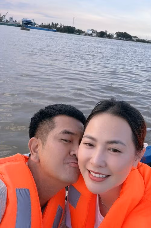 Những hoạt động đời thường được Hùng Thuận cập nhật đều đặn thời gian qua cho thấy sự đồng hành khá kín đáo của vợ chồng nam diễn viên.