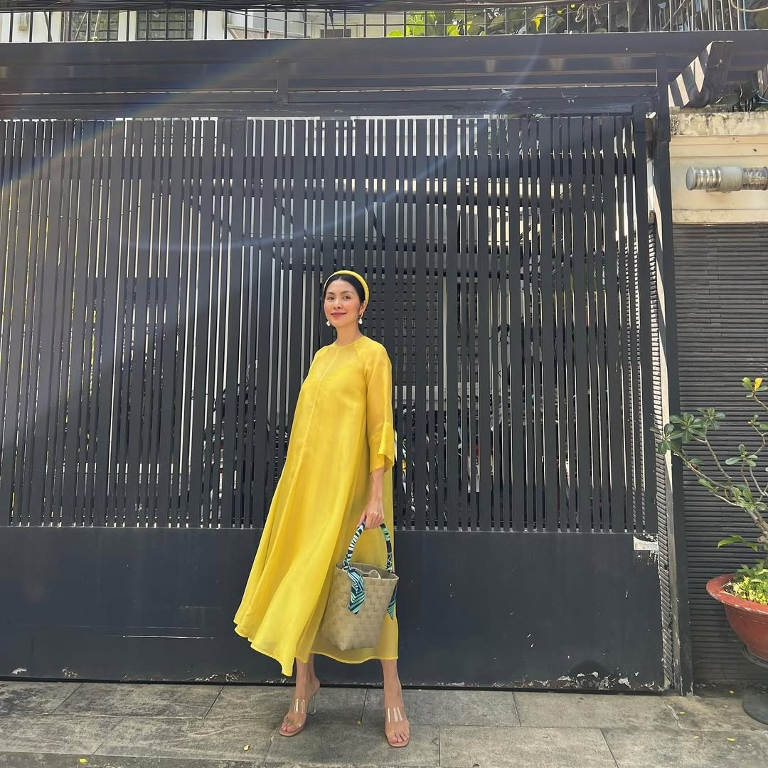 Diện áo dài, Tăng Thanh Hà sử dụng phụ kiện đi kèm như hoa tai nhỏ, túi xách đơn sắc hay guốc cao vừa phải.