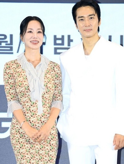 'Madonna xứ Hàn' đang đóng cặp với Song Seung Hun trong phim truyền hình My troublesome star. Ảnh: Instagram Uhm Jung Hwa.