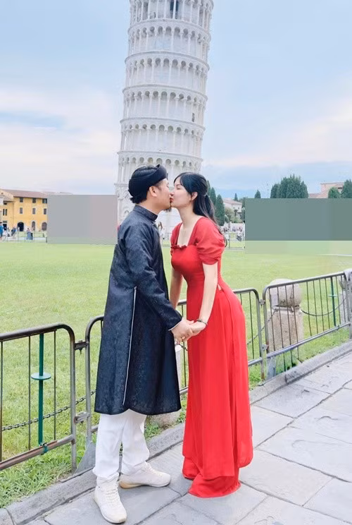 Trên trang cá nhân, Thu Hiền - vợ nghệ sĩ hài Vượng Râu khoe ảnh khóa môi chồng bên tháp nghiêng Pisa, Italy. Ảnh: FB Thu Hiền.