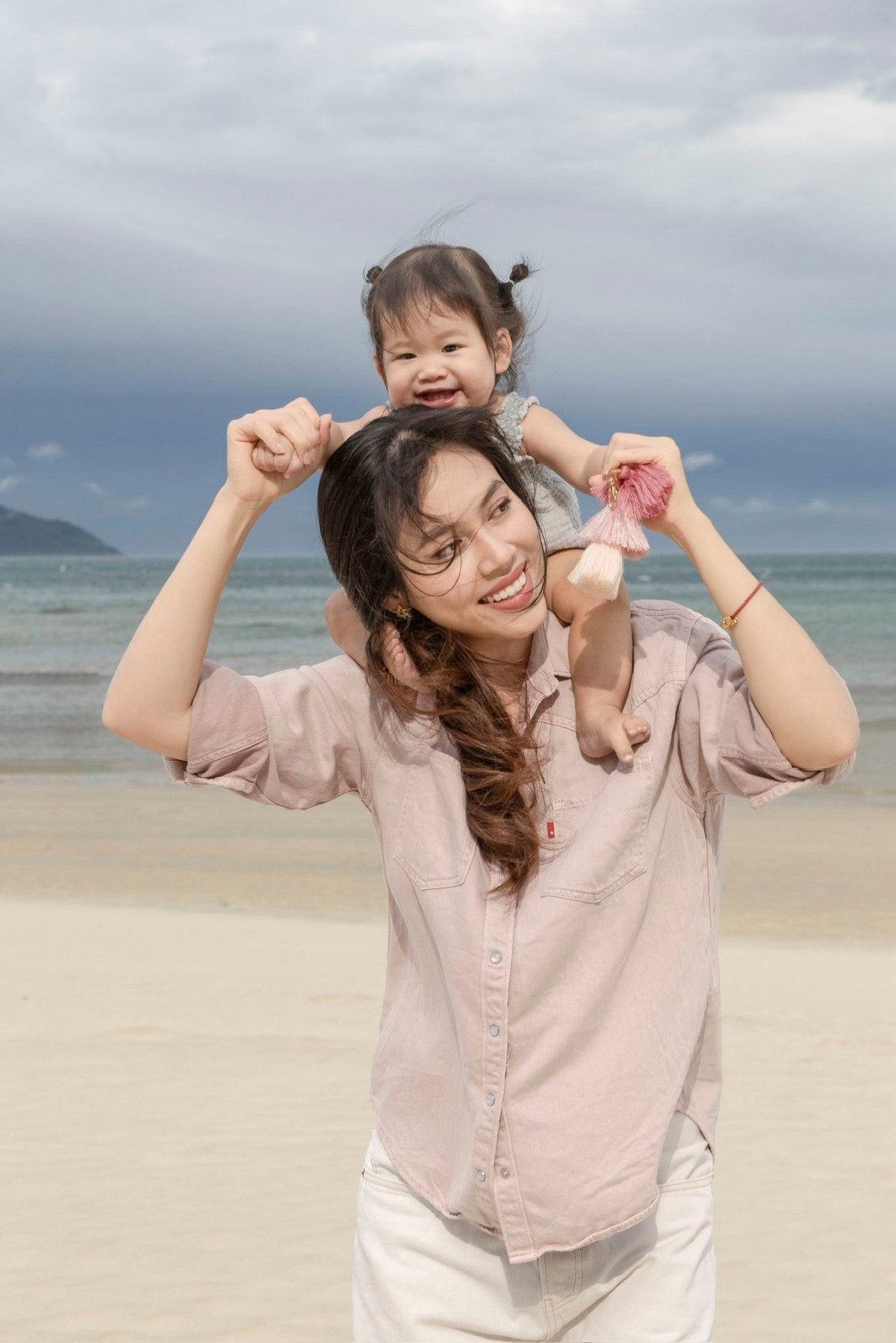 Năm 2023, Hoàng My công khai hẹn hò và mang thai. Nàng hậu chào đón con gái đầu lòng Ayla vào tháng 4/2024. Mới đây, Hoàng My cho biết, cô và bạn trai đã chia tay. Ảnh: FB Hoàng My.