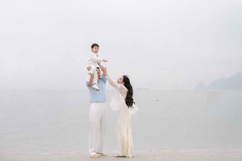 Trên trang cá nhân, nữ ca sĩ Hồ Quỳnh Hương vừa chia sẻ bộ ảnh đi dạo trên bãi biển cùng chồng con. Ảnh: FB Hồ Quỳnh Hương.