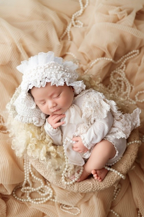 Bên cạnh những bức ảnh gia đình ấm áp, bộ hình riêng của bé Dâu Tây cũng nhận nhiều lời khen.