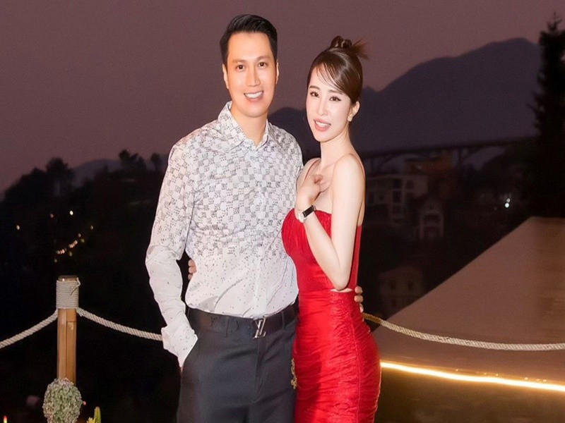 Tháng 10/2024, Quỳnh Nga - Việt Anh được bắt gặp cùng đi chơi pickleball rồi về cùng chung cư, kẻ trước người sau. Ảnh: Vietnamnet.