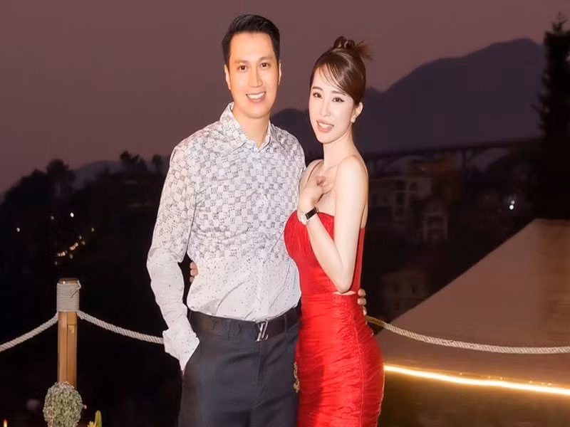 Tháng 10/2024, Quỳnh Nga - Việt Anh được bắt gặp cùng đi chơi pickleball rồi về cùng chung cư, kẻ trước người sau. Ảnh: Vietnamnet.