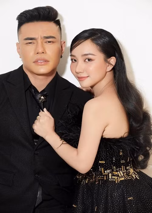 Mới đây, Lê Dương Bảo Lâm cho biết, anh và Quỳnh Quỳnh sống như ly thân. “Tôi thì ở ngoài đây đến khuya mới vào, còn Quỳnh thì ở trong nhà. Bé Phin thì về nội, Bảo Nhi thì đi học, Bảo Ngọc thì chơi với bảo mẫu. Gia đình tôi giờ không ai chơi với ai cả", anh cho biết. Sau chia sẻ này, anh khoe được vợ chuẩn bị cho đồ ăn. Ảnh: FB Lê Dương Bảo Lâm.