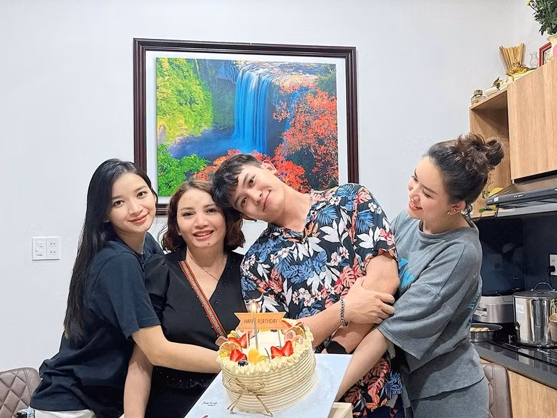 Chị gái của Đinh Y Quyên và Đinh Ta Bi tên Đinh Thị Thùy Trang. Ảnh: FB Đinh Ta Bi.