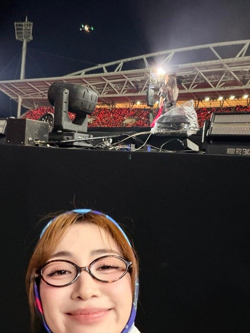 Hòa Minzy khoe loạt ảnh xem concert của 'hoạ mi tóc nâu'. Ảnh: FB Hòa Minzy.