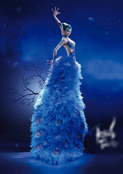 Dương Lệ Bình sinh ra trong cộng đồng người Bạch - một dân tộc thiểu số ở Vân Nam (Trung Quốc), chưa từng được đào tạo bài bản trong các trường lớp vũ đạo chính thống. Nhờ tài năng múa xuất chúng, bà được mệnh danh là Khổng tước làng múa hay Chim công của làng múa. Ảnh: Dân Việt.