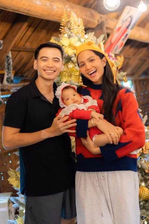 Gần đây, Tuấn Khôi tâm sự rằng 6 năm trước, H'hen Niê trao lại vương miện Hoa hậu Hoàn vũ Việt Nam cho người kế nhiệm. Nam nhiếp ảnh gia hiểu cảm xúc của nửa kia rất rõ. Ảnh: FB Tuấn Khôi.