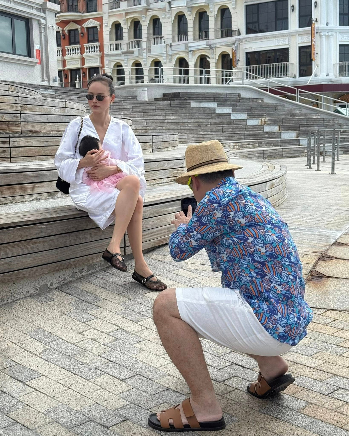 Bác sĩ Thiện Khanh chiều chuộng vợ con. Trong một chuyến du lịch, anh sẵn sàng làm phó nháy cho Tuyết Lan và ái nữ.