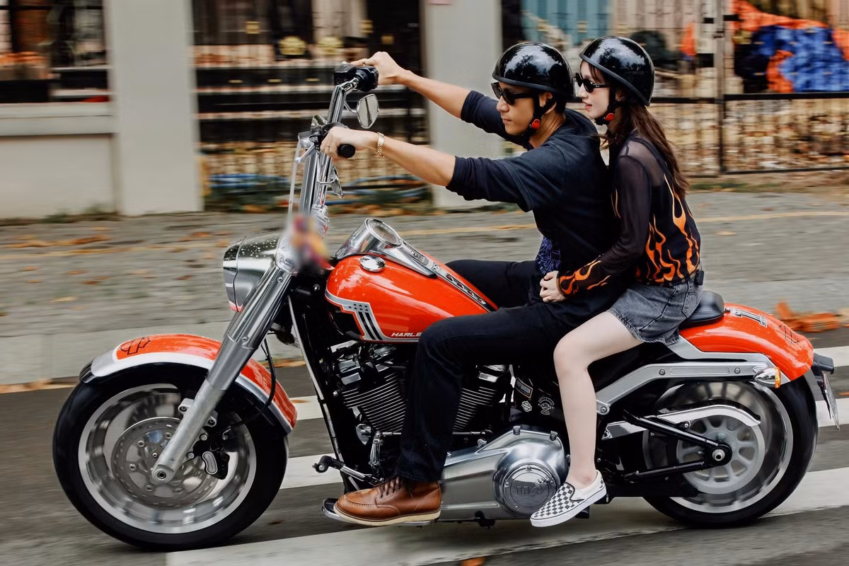 Vợ thế hệ 2k của Ngọc Thuận không hoạt động trong showbiz. Cô sở hữu nhan sắc xinh đẹp, trẻ trung. Ở đời thường, Bích Ngọc ăn mặc đơn giản. Ảnh: FB Ngọc Thuận.