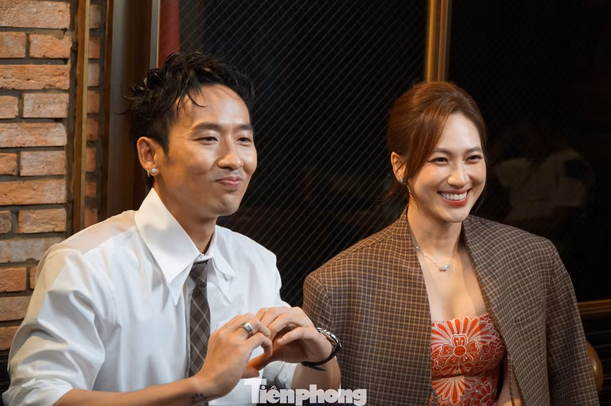 Tại buổi ra mắt phim Báu vật trời cho mới đây, Tuấn Trần gây chú ý khi chủ động đưa áo khoác cho Phương Anh Đào, hành động ga lăng thể hiện sự quan tâm giữa những người bạn thân thiết. Ảnh: Tiền Phong.